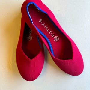Rothy’s The Flat Round Toe Bright Red with Blue Trim Size 7.5
